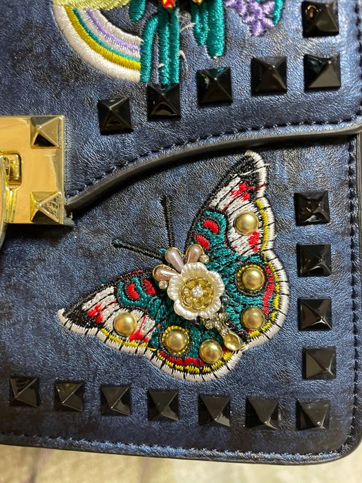 Чанта с бродирани орнаменти и камъчета
