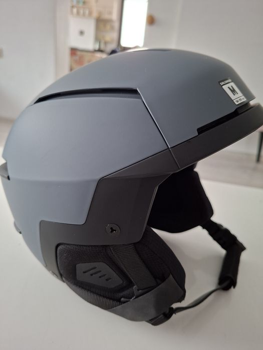 Продавам уникална  каска за зимни спортове Salomon arcana prime