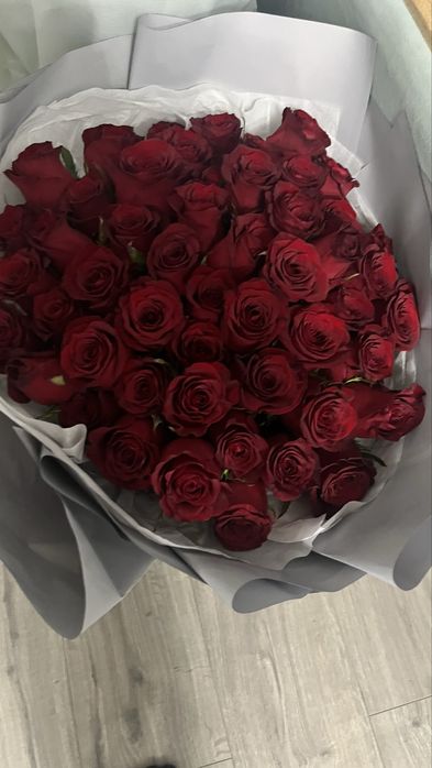 Букет красных роз свежые