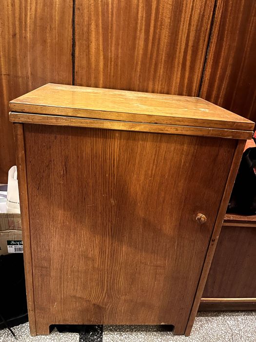 Оригинална крачна шевна машина Union в дървен шкаф