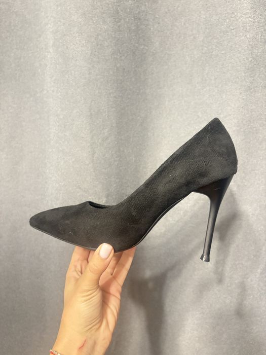 Велурени обувки на висок ток