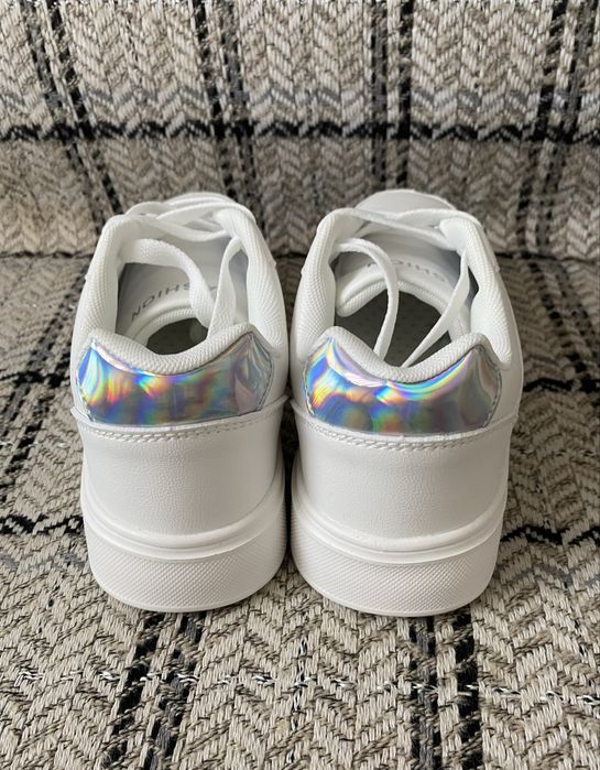 Продам новые кроссовки