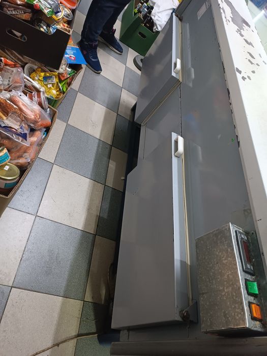 Холодильная витрина рабочая.