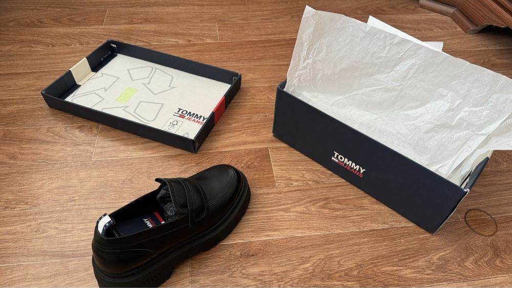 Продам оригинал лоферы от Tommy Hilfiger