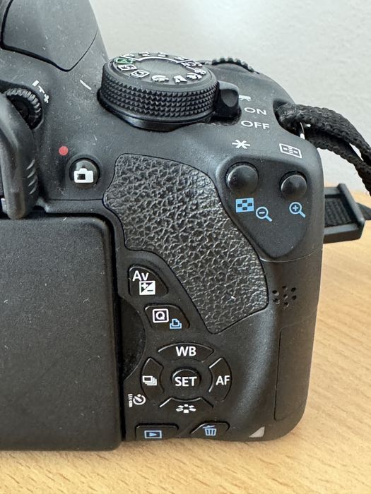 Canon EOS 700D body + Card 4GB + Baterie + Incarcator - Shutter 8533