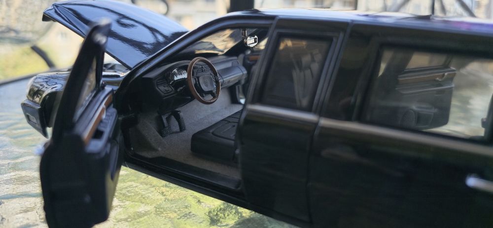 Road Signature '01 Cadillac Limousine Pres. Series 1/24 Diecast Model