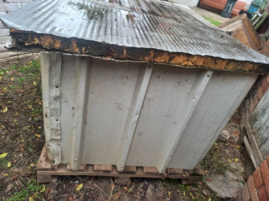 Продавам две къщи за кучета.