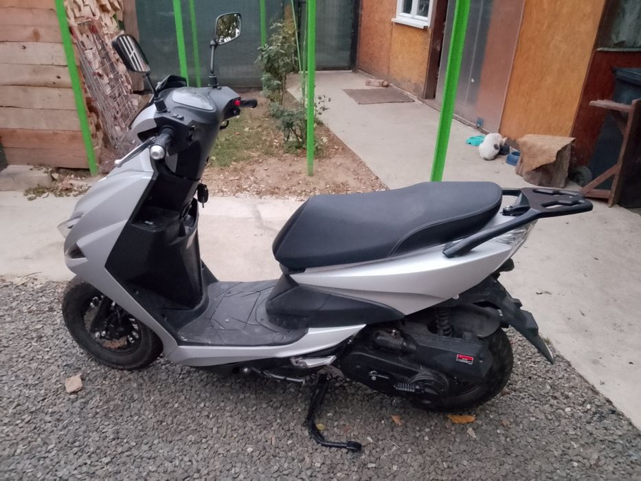 Vând scuter pe benzină cu acte în regulă pret 5500 roni