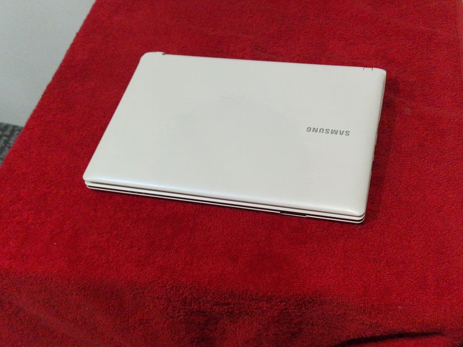 Laptop Samsung cu încărcător funcțional doar la priza