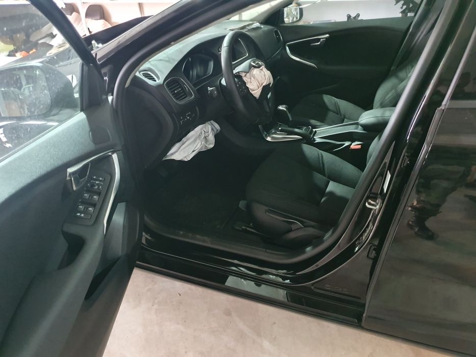 Dezmembrez vand Volvo V40 T3 , 2017 , euro 6 , 61000 km , 2.0 benzina