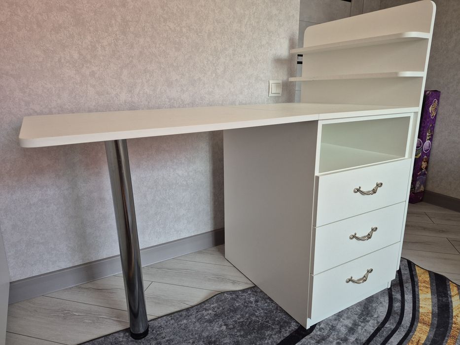 Продам маникюрный стол.