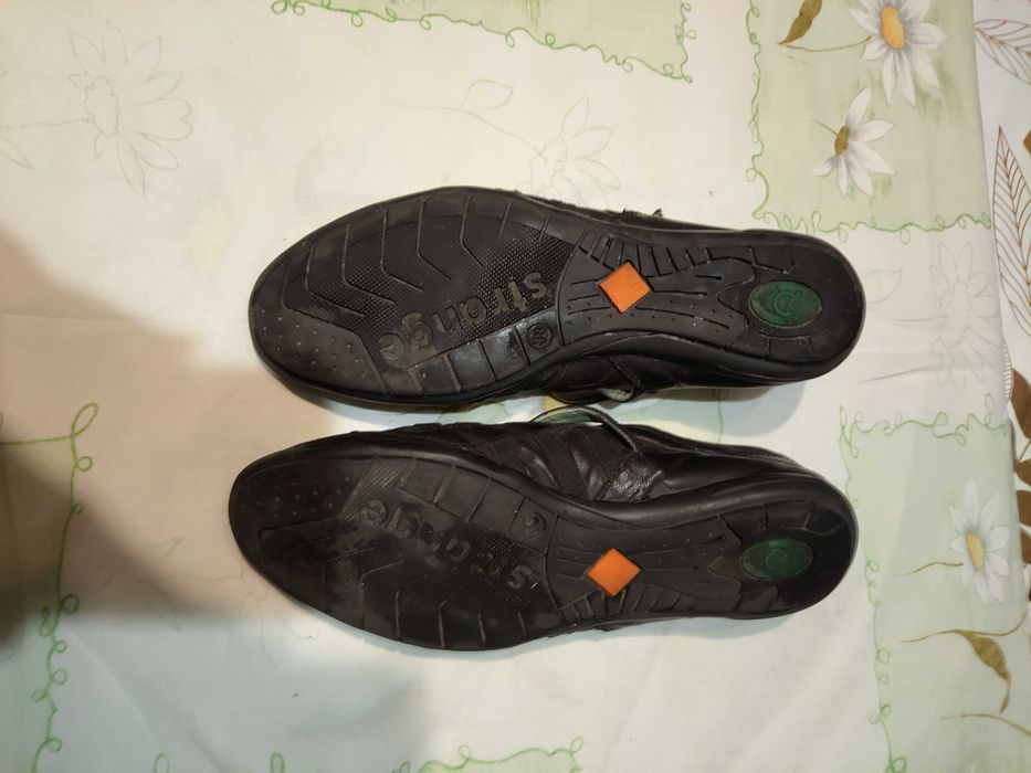 Продавам спортни дамски обувки от естествена кожа