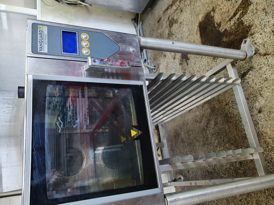 Фурна за тестени,изделия,корoсани,баници,хляб,с стойка 4бр тави,1600лв