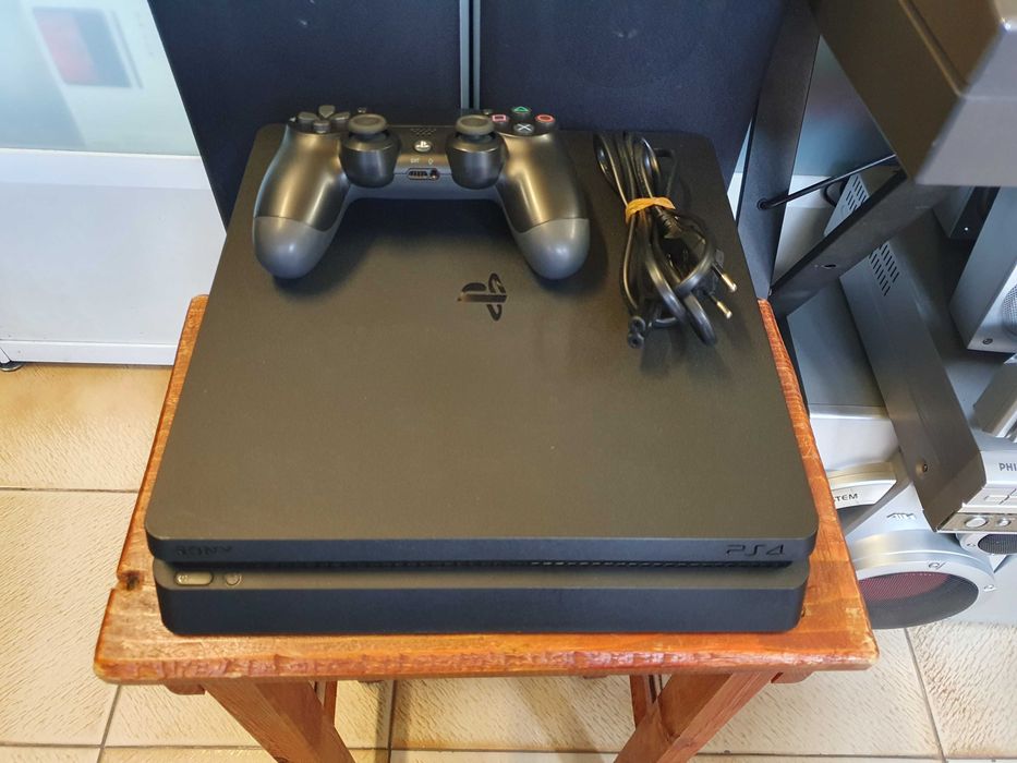 PS4 Play Station 4 Slim 500GB с джойстик и кабели.
