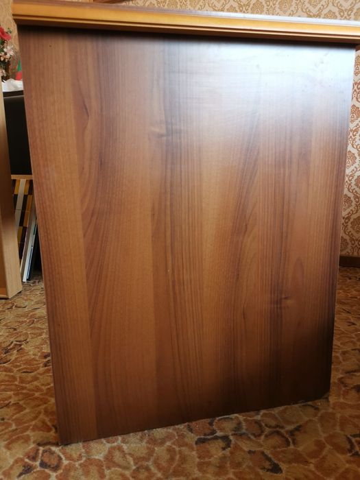 Бюро с голямо чекмедже