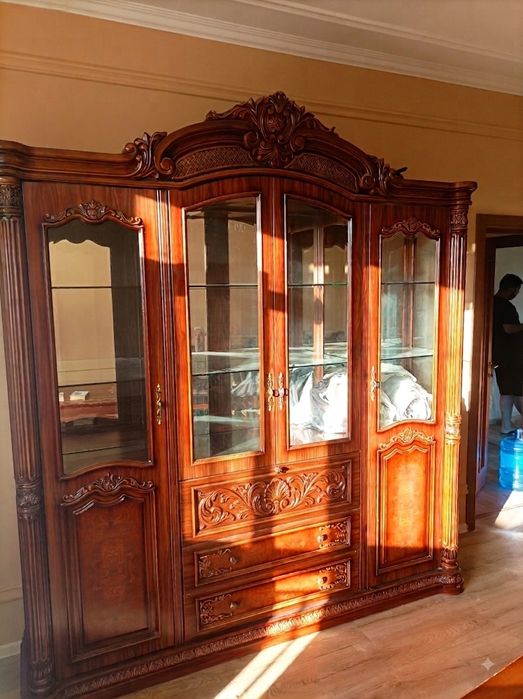 Сервант витрина в хорошем состоянии производства Китай фабричный