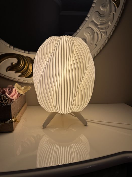 Луксозна дизайнерска лампа – изящна форма и мека светлина