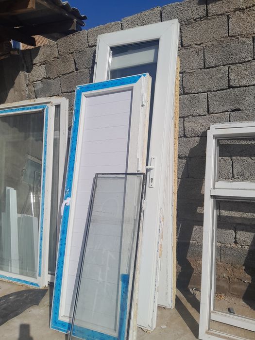 Пластиковые окна, дверь, установка есть