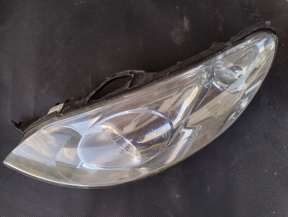 Far stanga cu lupa PEUGEOT 407 2004
cod 0301213201