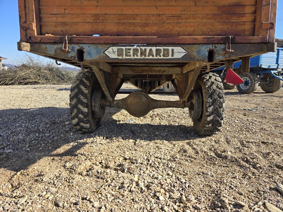 Remorca agricola cu tracțiune Bernardi.