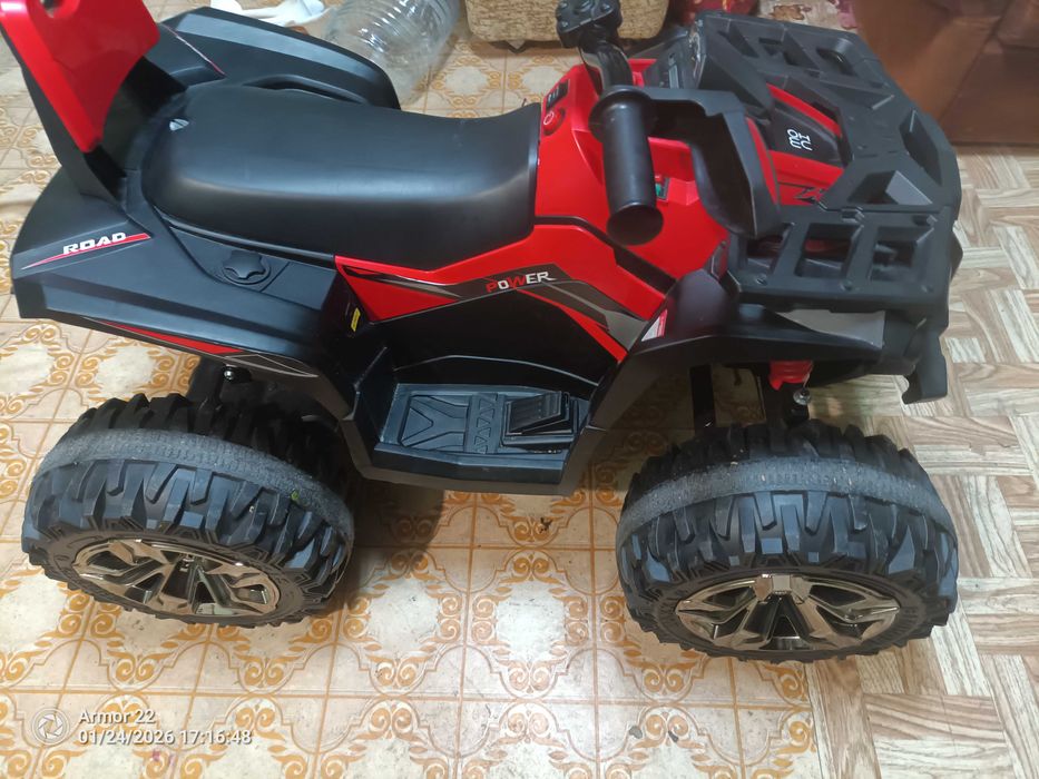 Акумулаторен джип moni