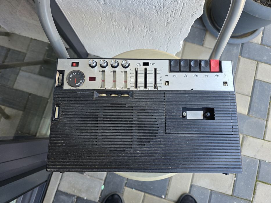 Urgent  Obiecte vechi casetofon , polizor,lanterna, robot, etc