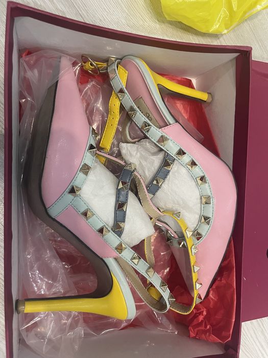 Босоножки на каблуках