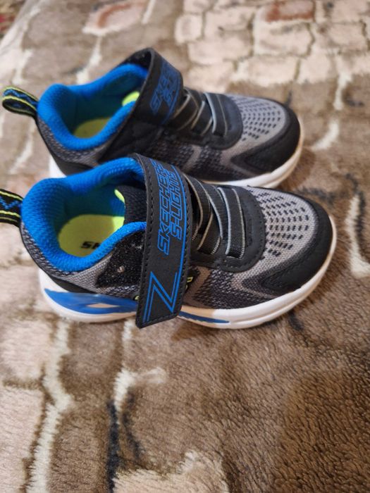 Vand adidasi skechers