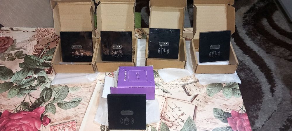 Продавам ел ключове без докосване.