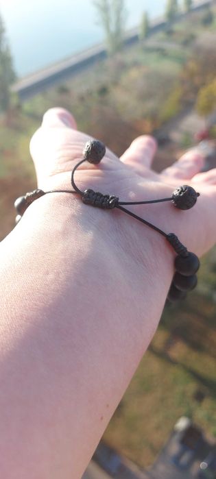 Ръчно плетена гривна с естествени камъни