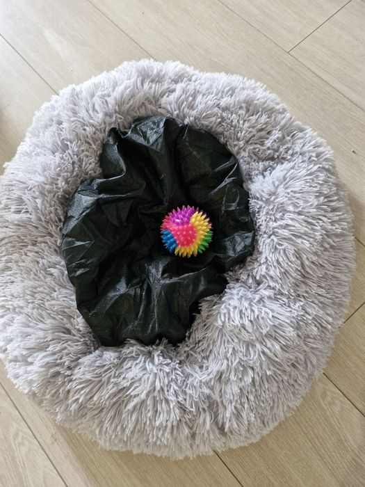 Лежанка для кота. Игрушки в подарок