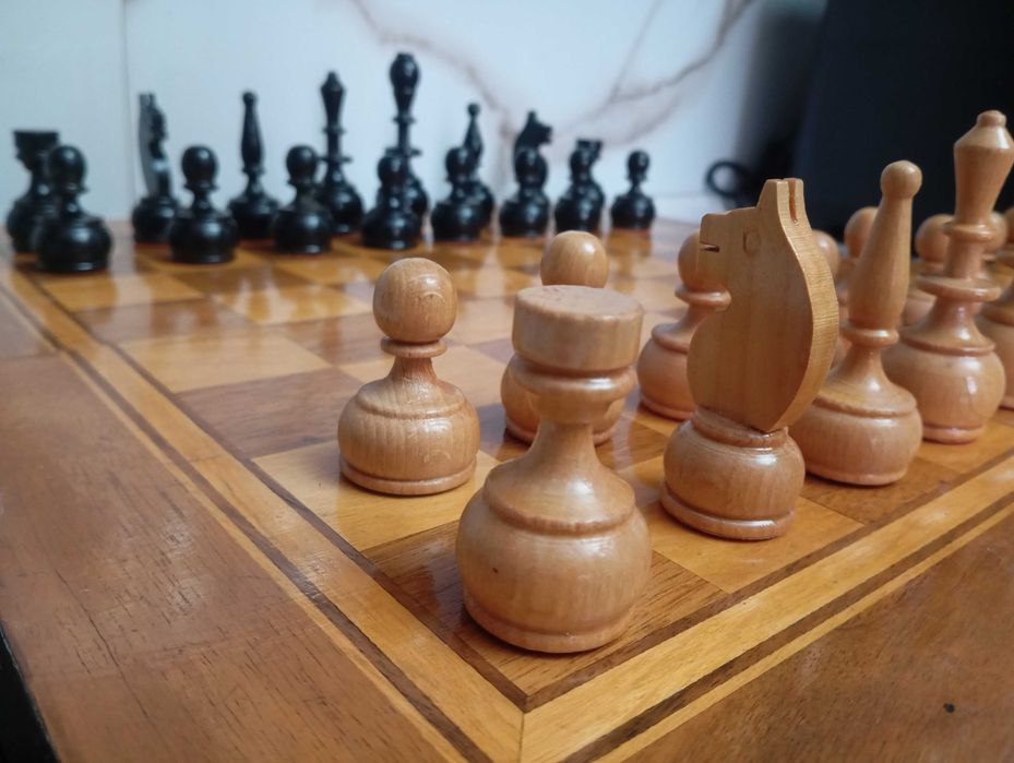 Шах с големи дървени фигури