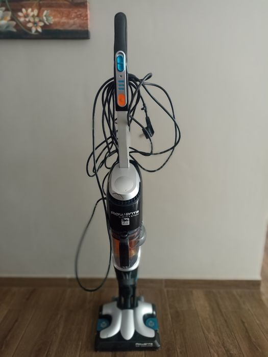Aspirator vertical Rowenta cu mop