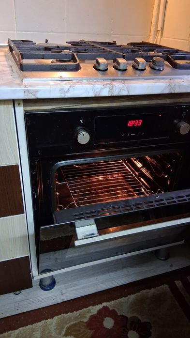 Vind urgent  cuptor electric Hansa impreuna cuplita pe gaz cu 4 ochiuri ambele se vind cu tot cu dulap incorporabil.tric  plus plita cu 4 ochiuri  pe