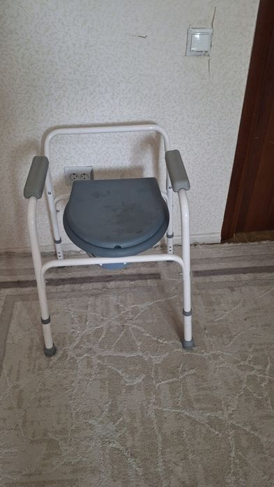 Санитарный стул туалет