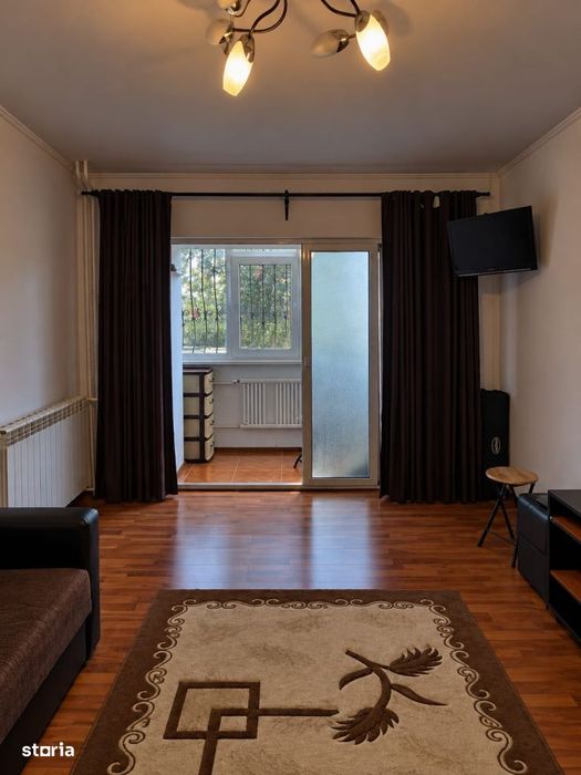Garsoniera decomandata cu bucatarie inchisa si balcon