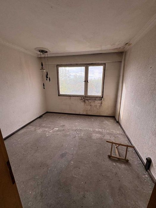 Продавам тристаен апартамент на комуникативно място