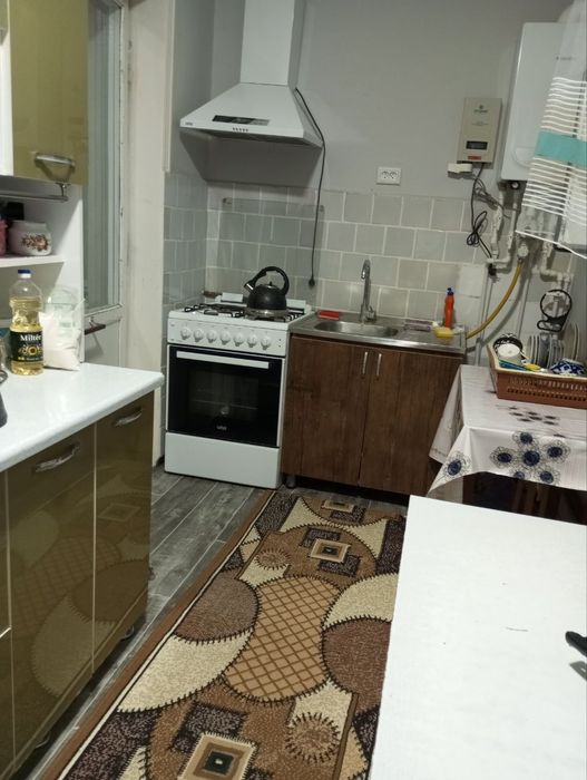 Продается 3 комнатная квартира. В центре янгибазара. Этаж 2.