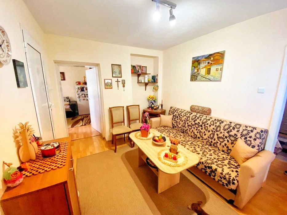 Имот Корект продава Партер, Първи етаж, Гараж, 1/2 таван, кв. Изток