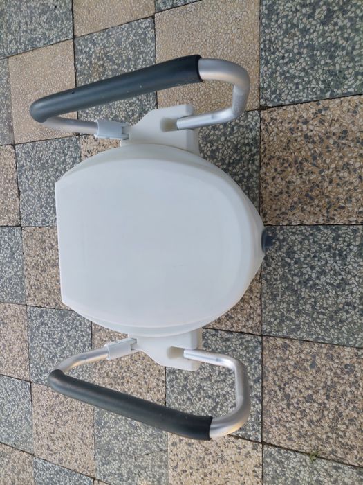 Продавам надстройка за тоалетна чиния