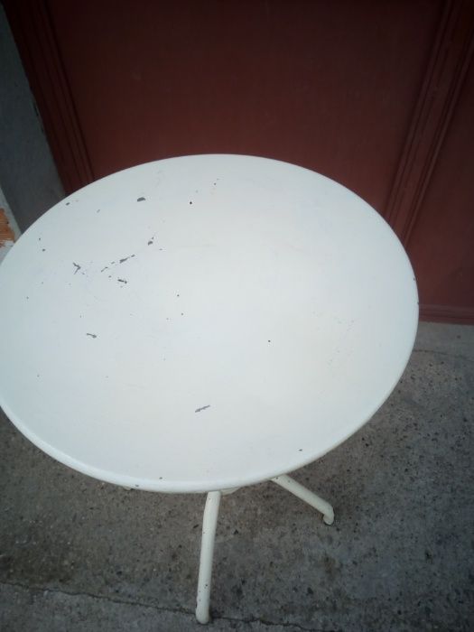 Стара желязна масичка