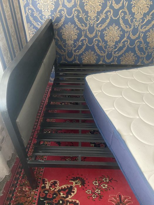 кровать с матрасом