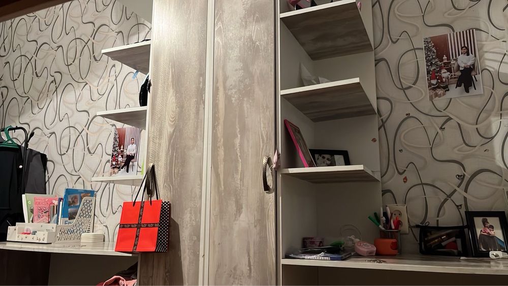 Продается кровать +2 школьных стола