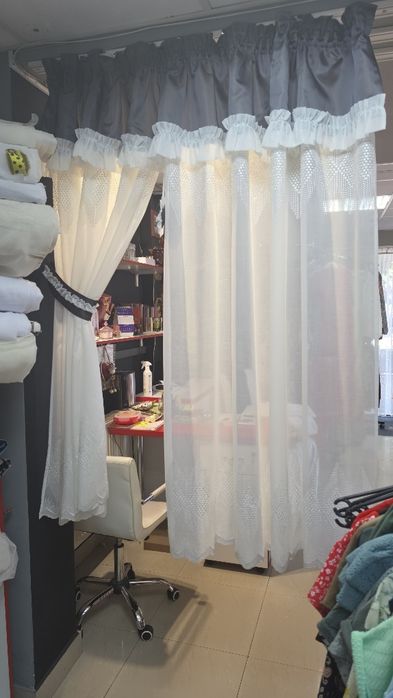 Această perdea elegantă este ideală pentru a aduce un plus de rafinament și confort în bucătărie sau în alte încăperi de dimensiuni medii.