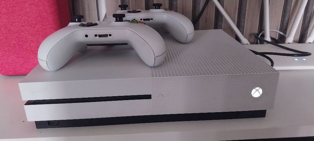 Xbox One S 500 ГБ + 2 геймпада + 18 игр на аккаунте