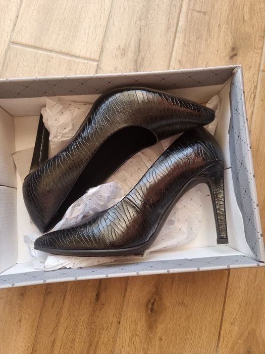 Când pantofi noi, 38, Marco Tozzi