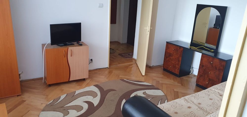 Închiriez apartament  regim hotelier .
