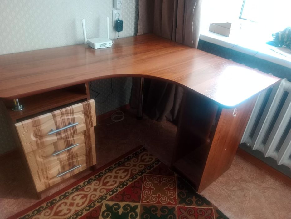 стол угловой  продам центральный рынок