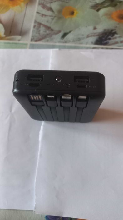Чисто нова външна батерия (Power Bank) 5V/2A с 4 вградени изхода/входа и фенерче и кабел без преходник