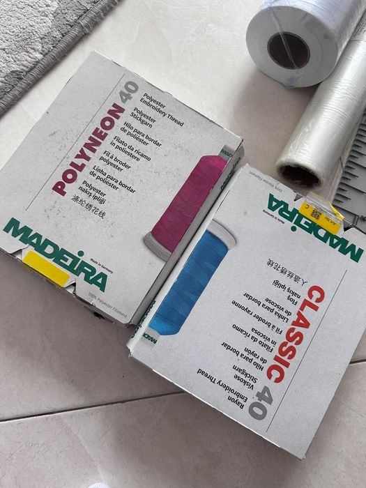 Vând mașină de brodat Brother Innov-is NV880E, complet funcțională, cu cutia originală.